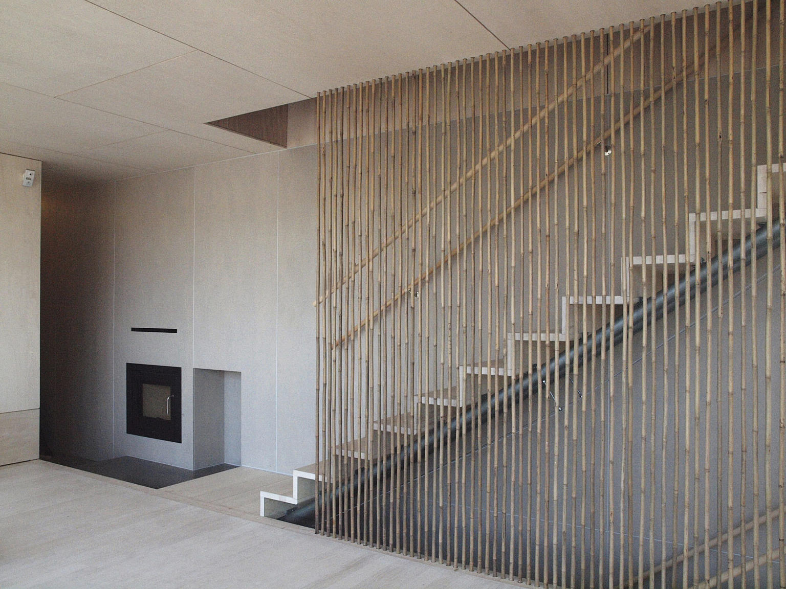 Trekonstruksjonen har randdragere av limtre, og er kledd med osp i himling og som gulv. All innredning er i poppel-kryssfinér.