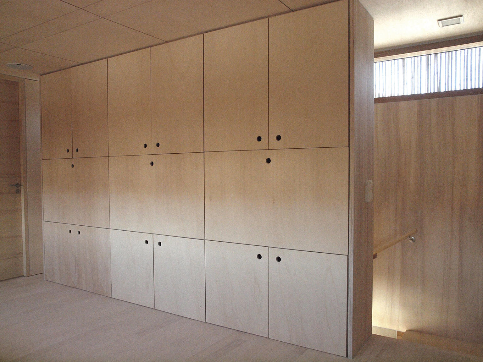 Trekonstruksjonen har randdragere av limtre, og er kledd med osp i himling og som gulv. All innredning er i poppel-kryssfinér.