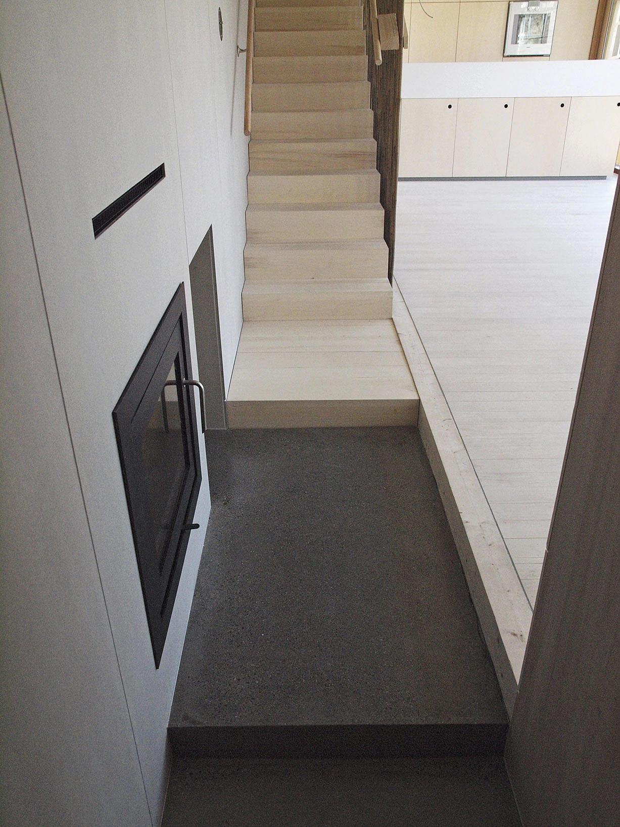 Trekonstruksjonen har randdragere av limtre, og er kledd med osp i himling og som gulv. All innredning er i poppel-kryssfinér.