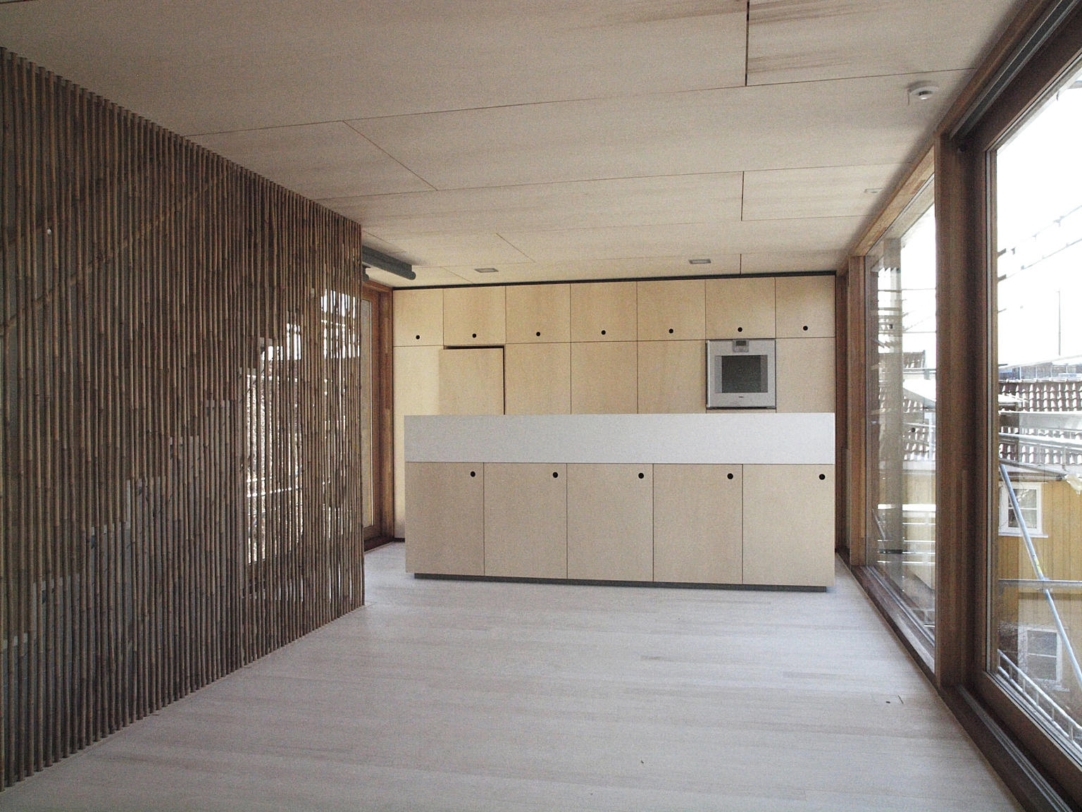 Trekonstruksjonen har randdragere av limtre, og er kledd med osp i himling og som gulv. All innredning er i poppel-kryssfinér.