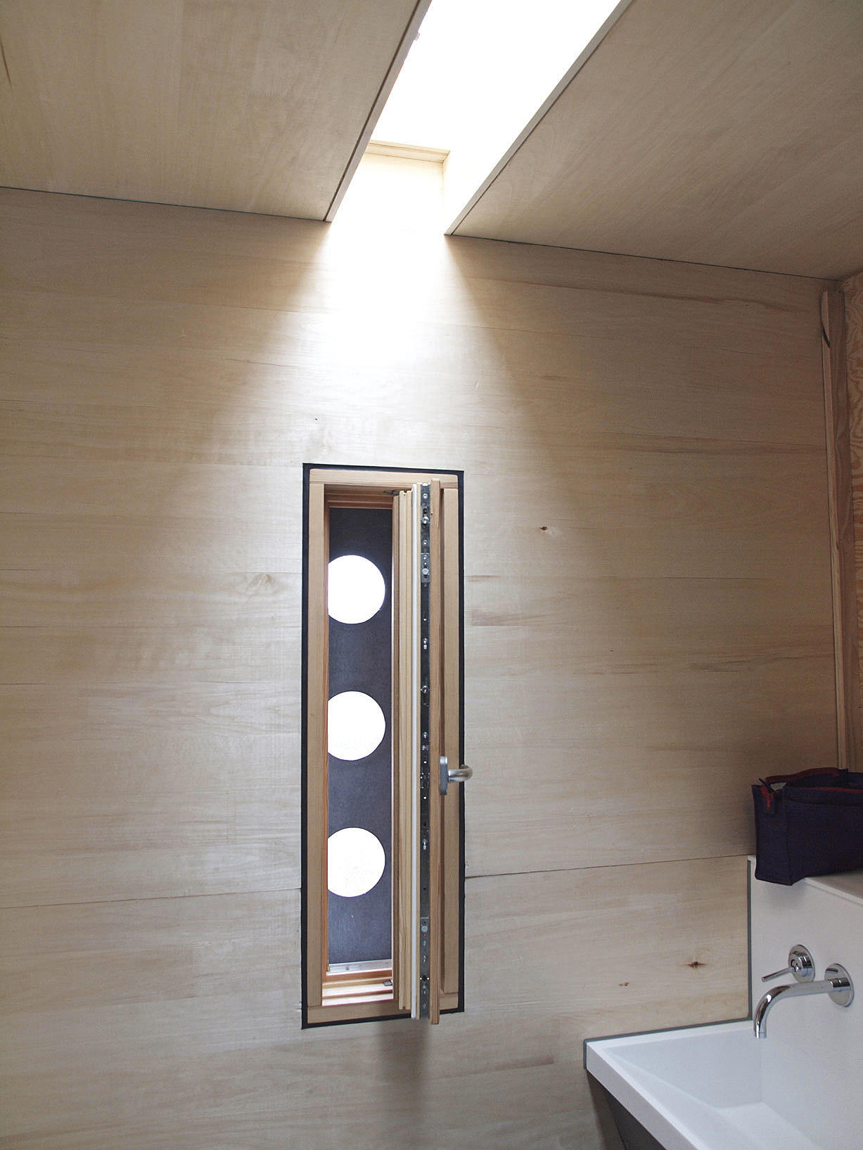 Fra enebolig Hoffstad, Sandefjord. Der elementmodulen ikke går opp med husets lengde kan dagslyset slippe inn.