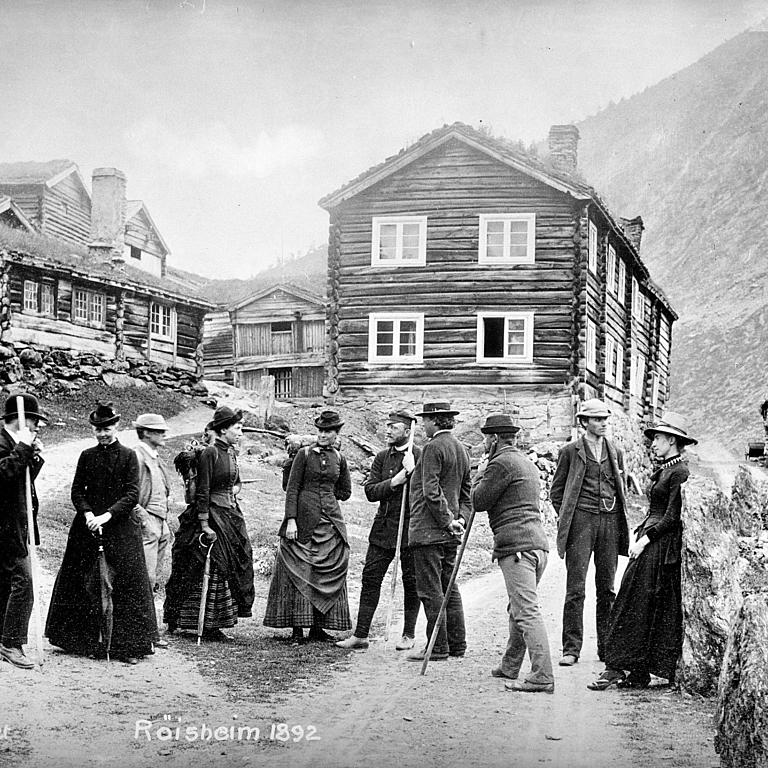 Turister samles foran Røysheim i Bøverdalen, 1892. Foto: Axel Lindahl/Norsk folkemuseum