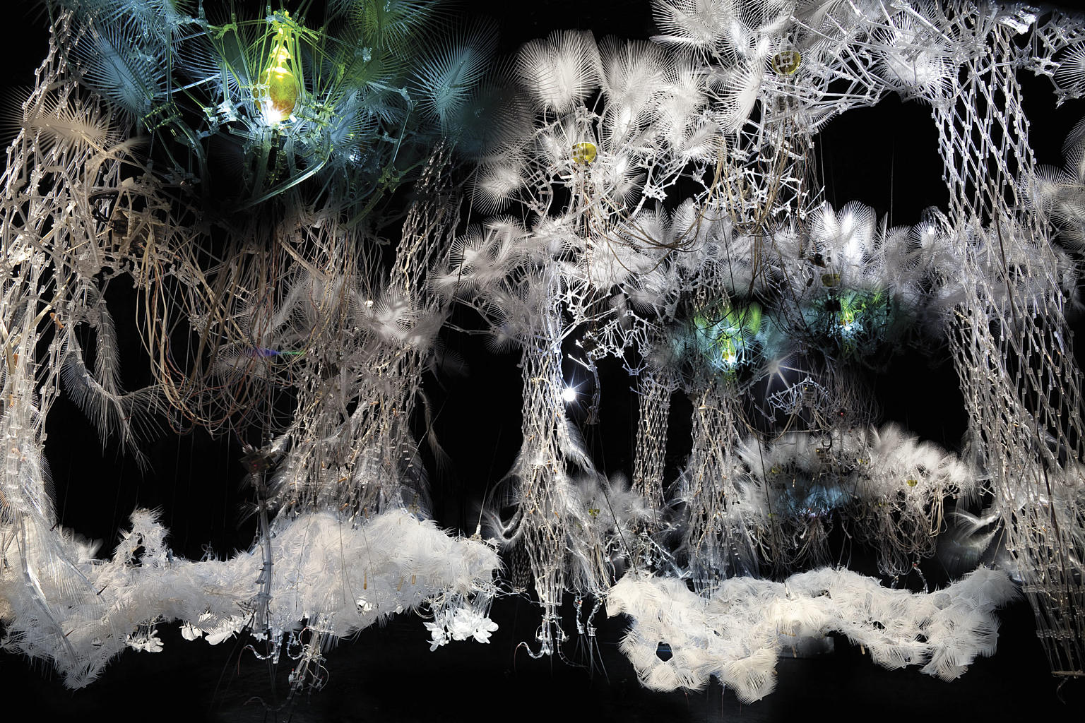 Hylozoic Ground. Bildene er fra ulike installasjoner av samme verk i Montreal, Mexico og Quebec.