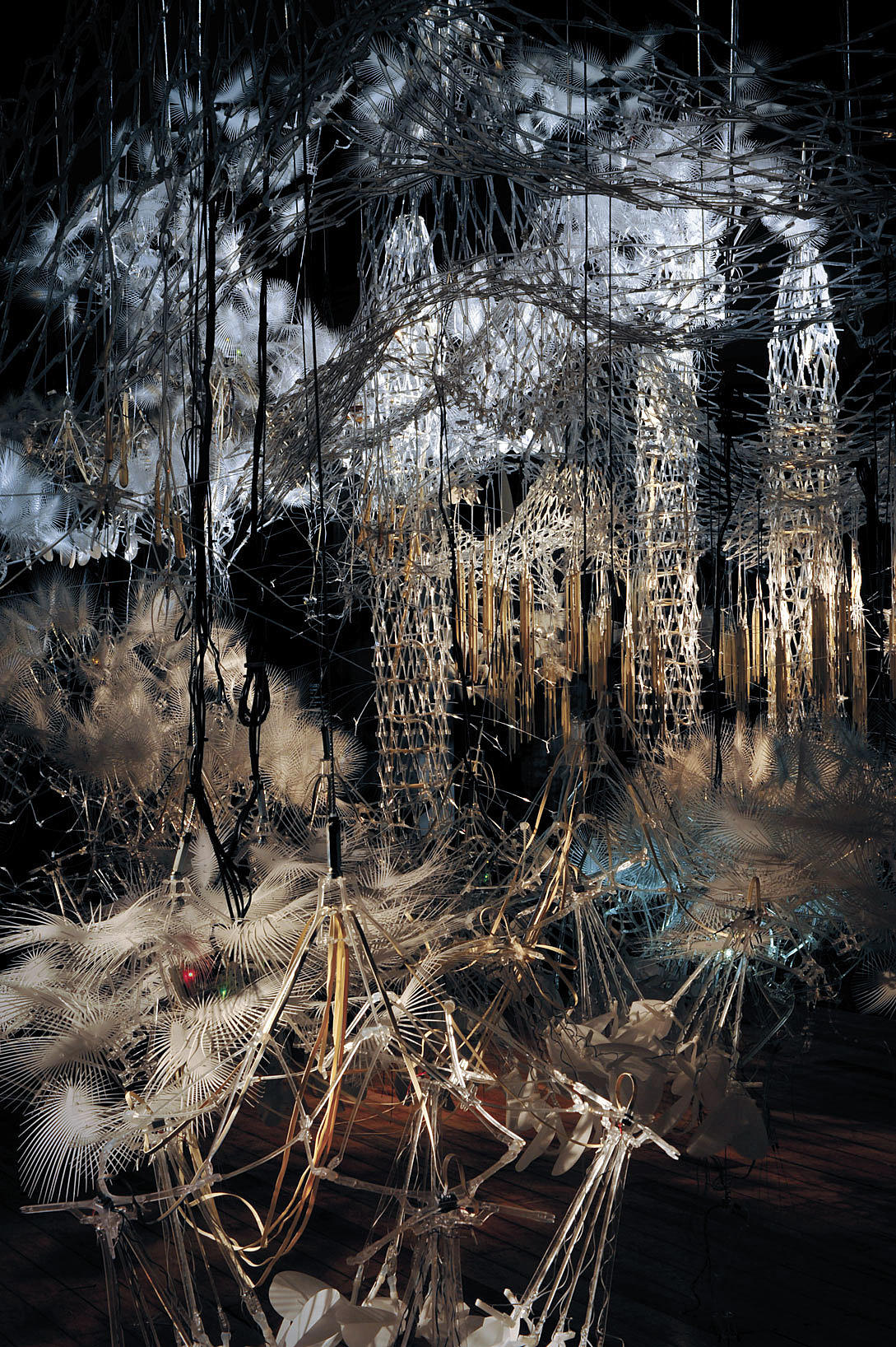 Hylozoic Ground. Bildene er fra ulike installasjoner av samme verk i Montreal, Mexico og Quebec.