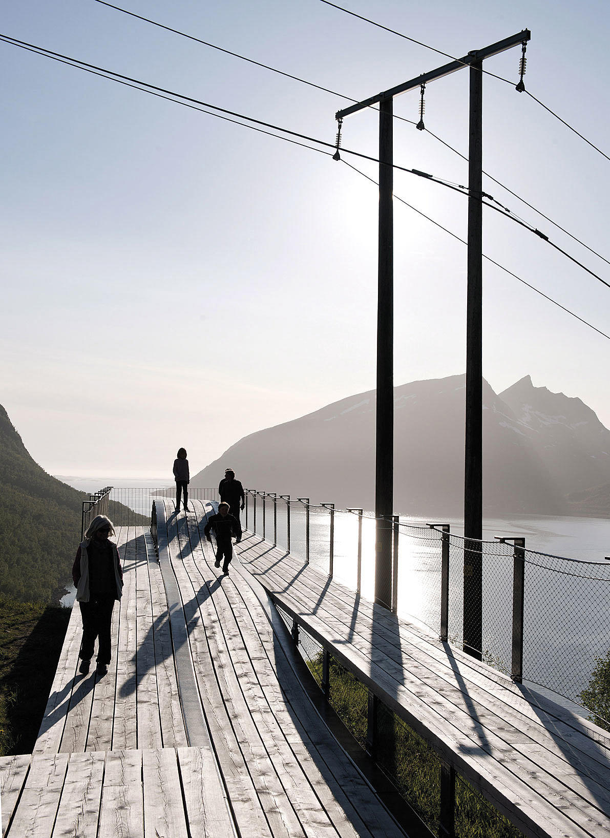 Rekkverket i wirenetting tar opp bevegelsene i konstruksjonen.