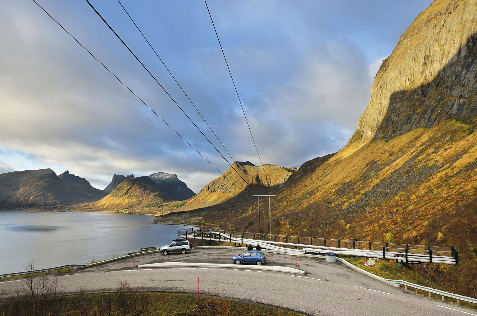 Utsiktbroen krager ut i begge ender. Stålkonstruksjonen er konstruert for å svikte når man løper og hopper på den.