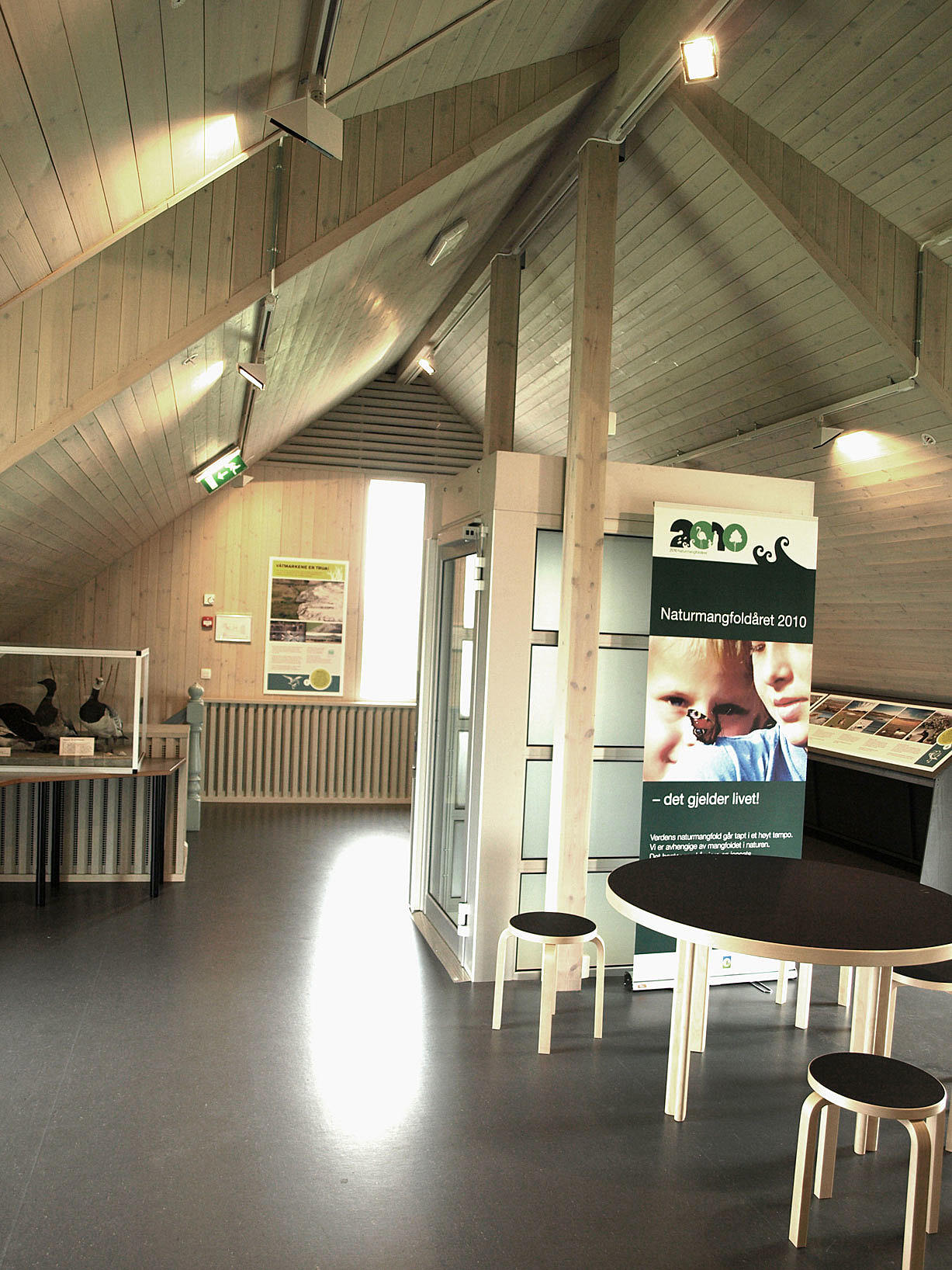 Utstillingsarealet på loftet. Heisen i midten.