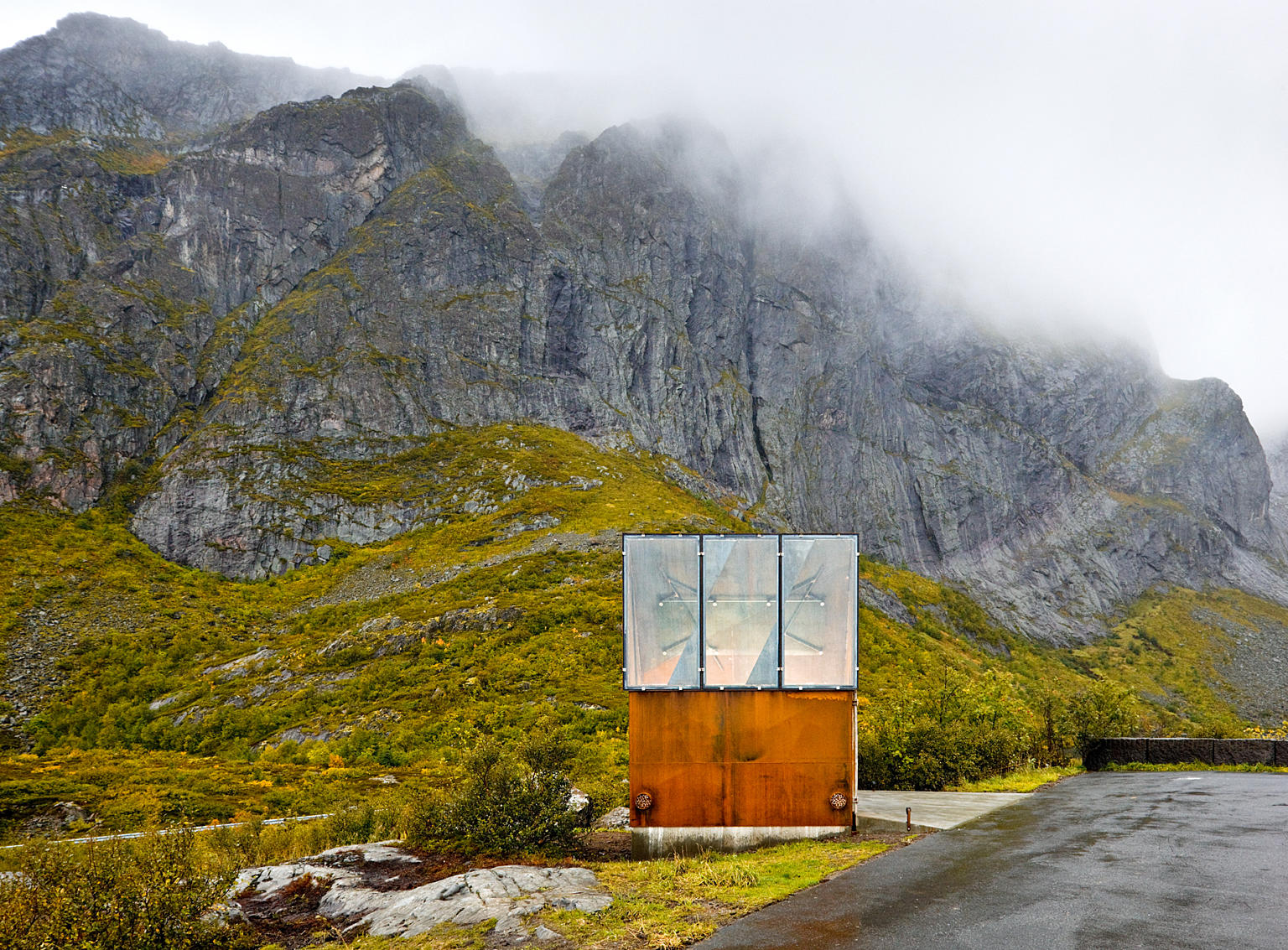 Servicebygg Akkarvikodden. Bygget forholder seg til himmelen, ikke til landskapet.