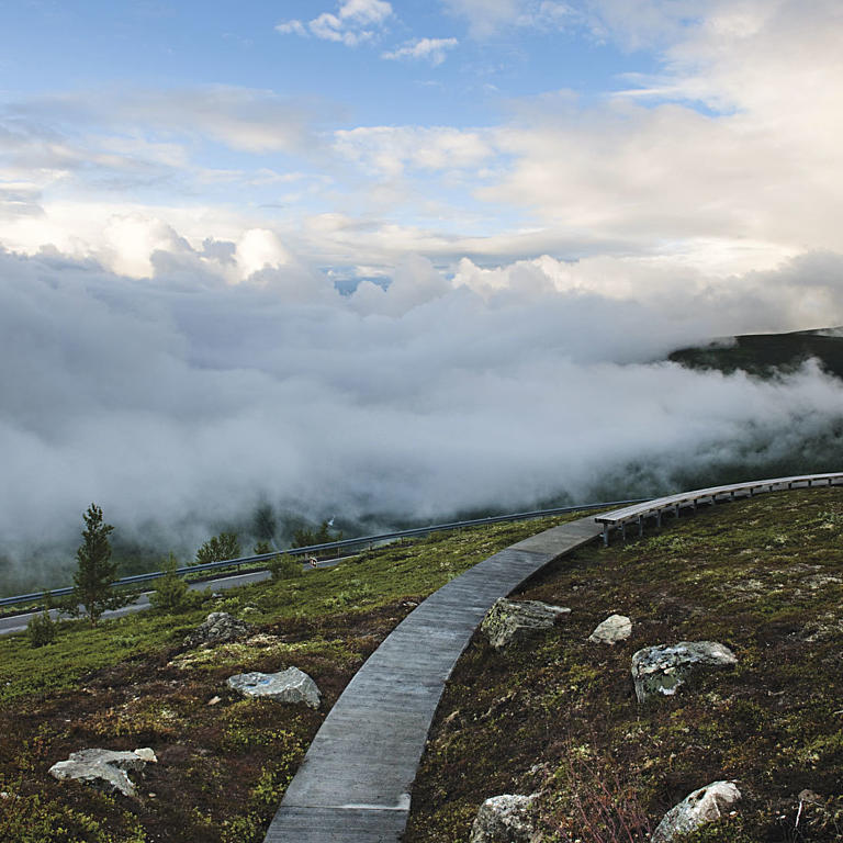 Vedahaugane rasteplass. Landskapsarkitekt: LJB AS.
I uminnelige tider har Vedahaugane vært et stoppested i bakkene fra Lærdal opp mot Aurlandsfjellet.