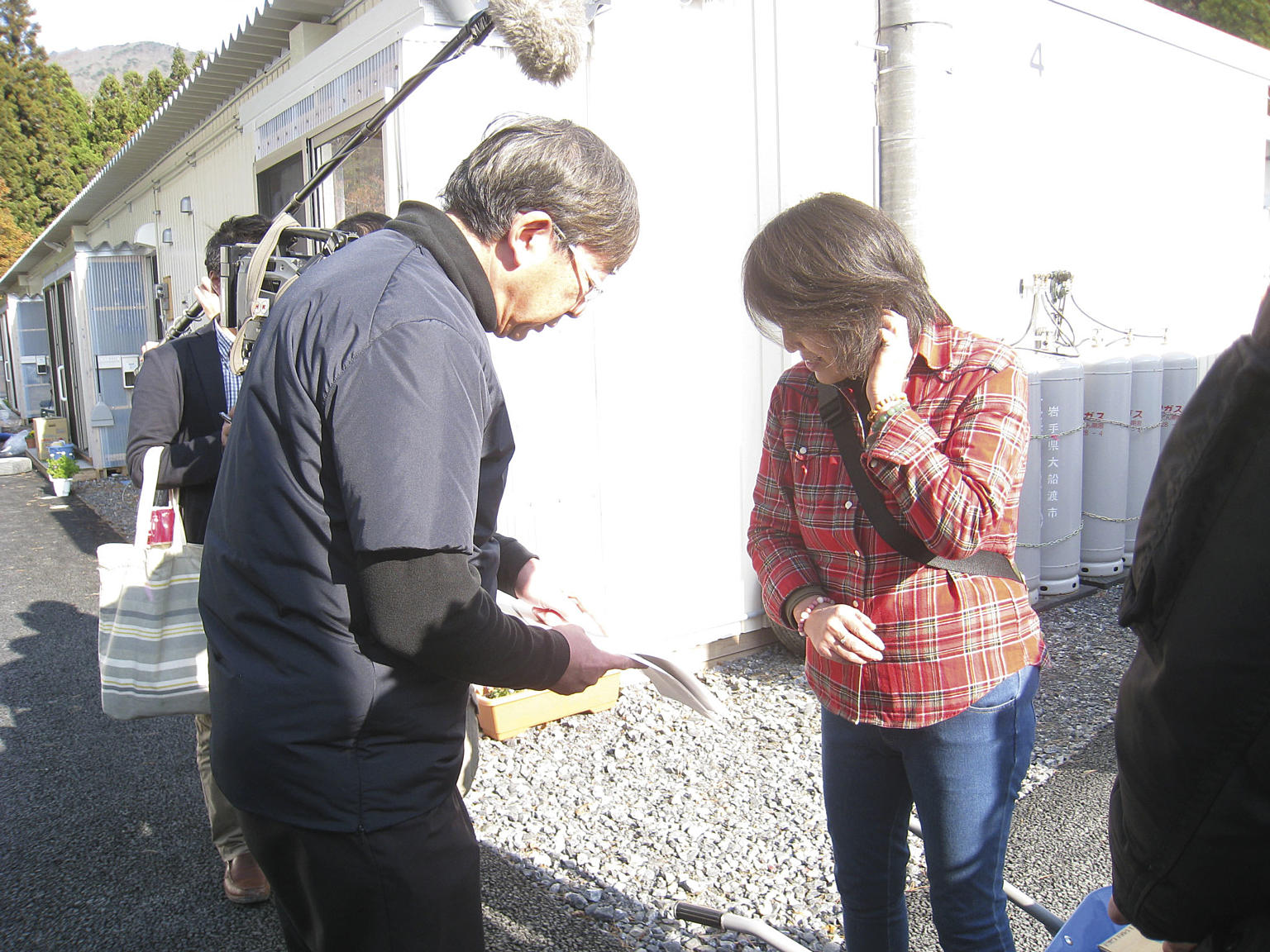 Toyo Ito og Mikiko Sugawara, en av de som allerede var i gang med å få i stand et lokalt samlingssted blant de midlertidige boligene. November 2011. Foto: Naoya Hatakeyama