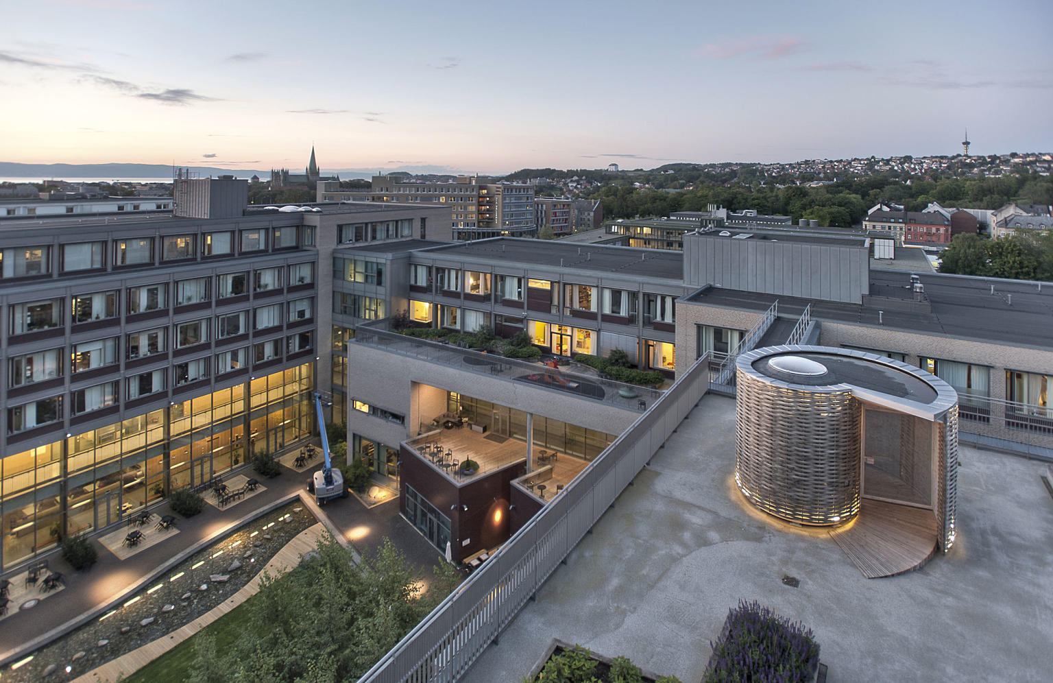 Frirom står som en selvstendig konstruksjon på taket av Kvinne-barn-senteret på St. Olavs hospital.