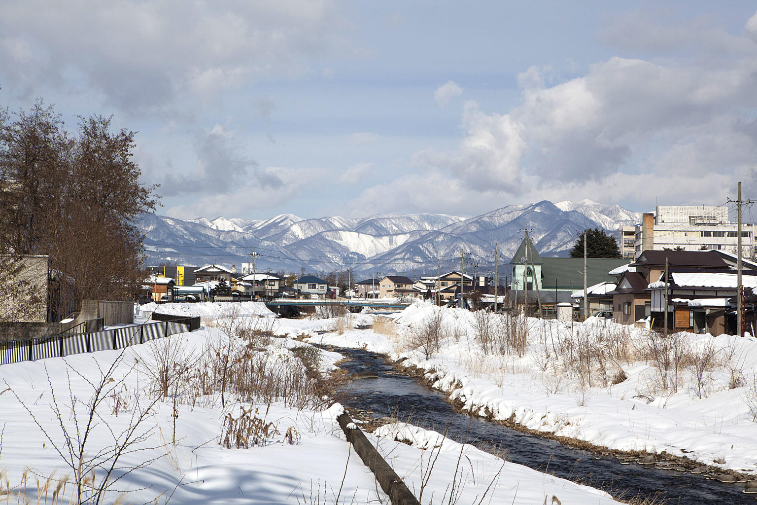 Kitakata. Vannet fra fjellene strømmer over rismarkene og inn til byen, som brede elveløp og som åpne kanaler. Foto: Vigdis Haugtrø