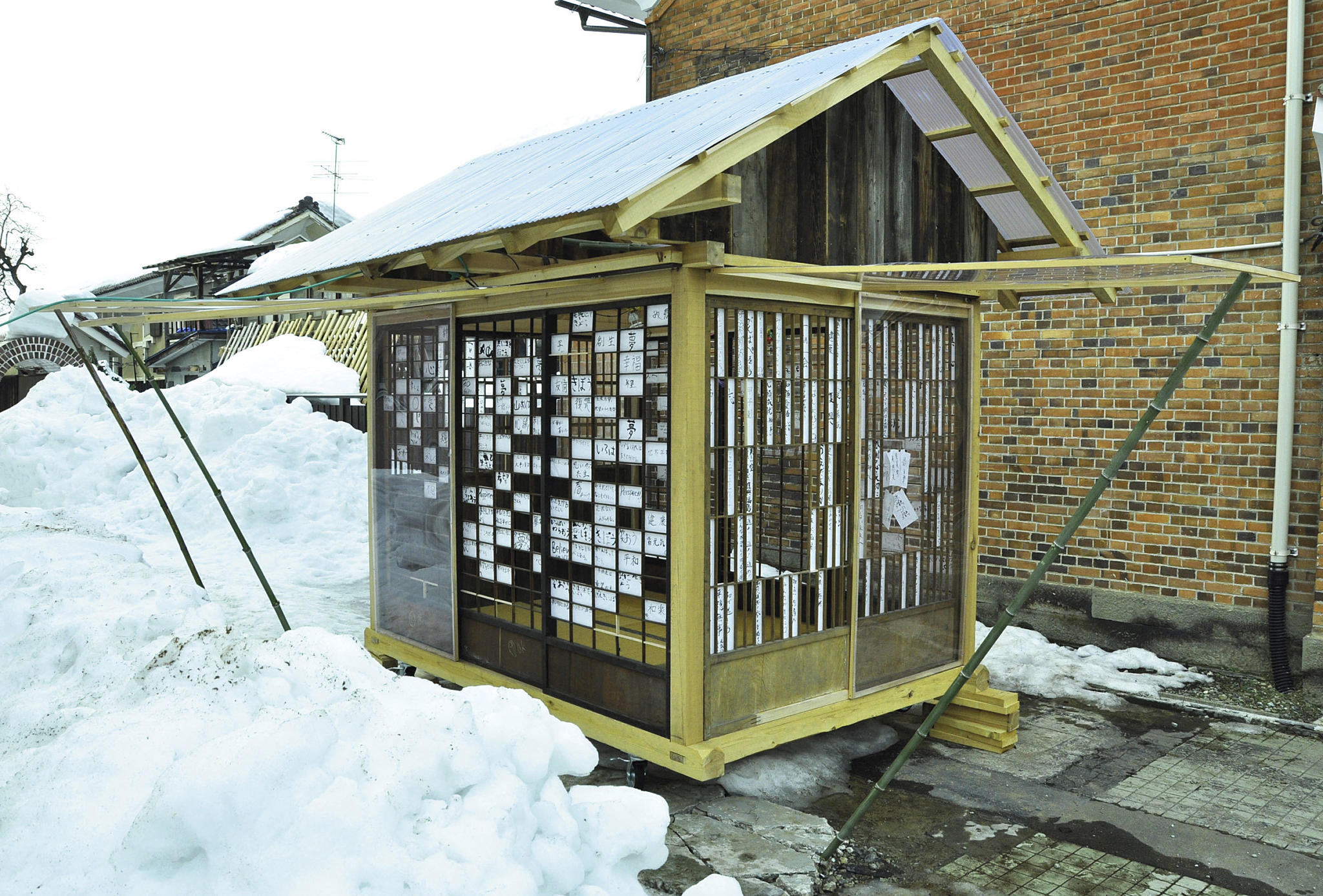 Kuraen er dimensjonert etter tre tatamimatter. Skyvedørene er gjenbruk. Foto: Margrethe Aas