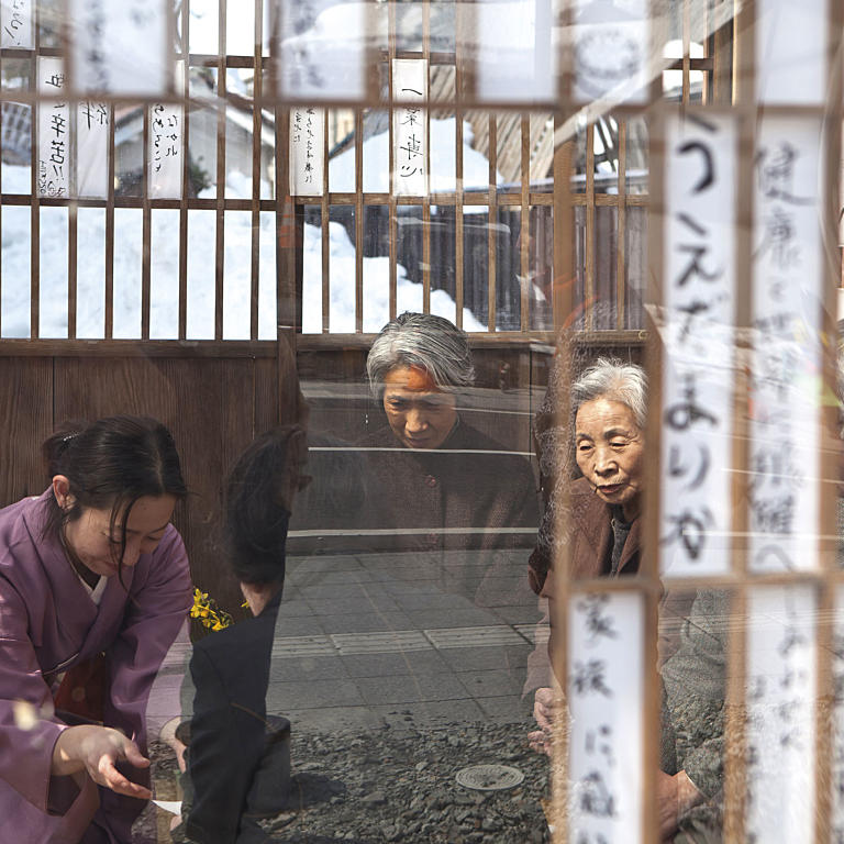 En av utstillingsdagene arrangerte vi flere teseremonier i kuraen. En representant fra Fukushima Museum hadde sertifikat for å servere – både antrekk, redskaper og bevegelser spiller en viktig rolle. Besøkende fikk komme inn i grupper for å bli servert. Tema for seremonien og samtalene ble "Fukushimas fremtid". Foto: Vigdis Haugtrø