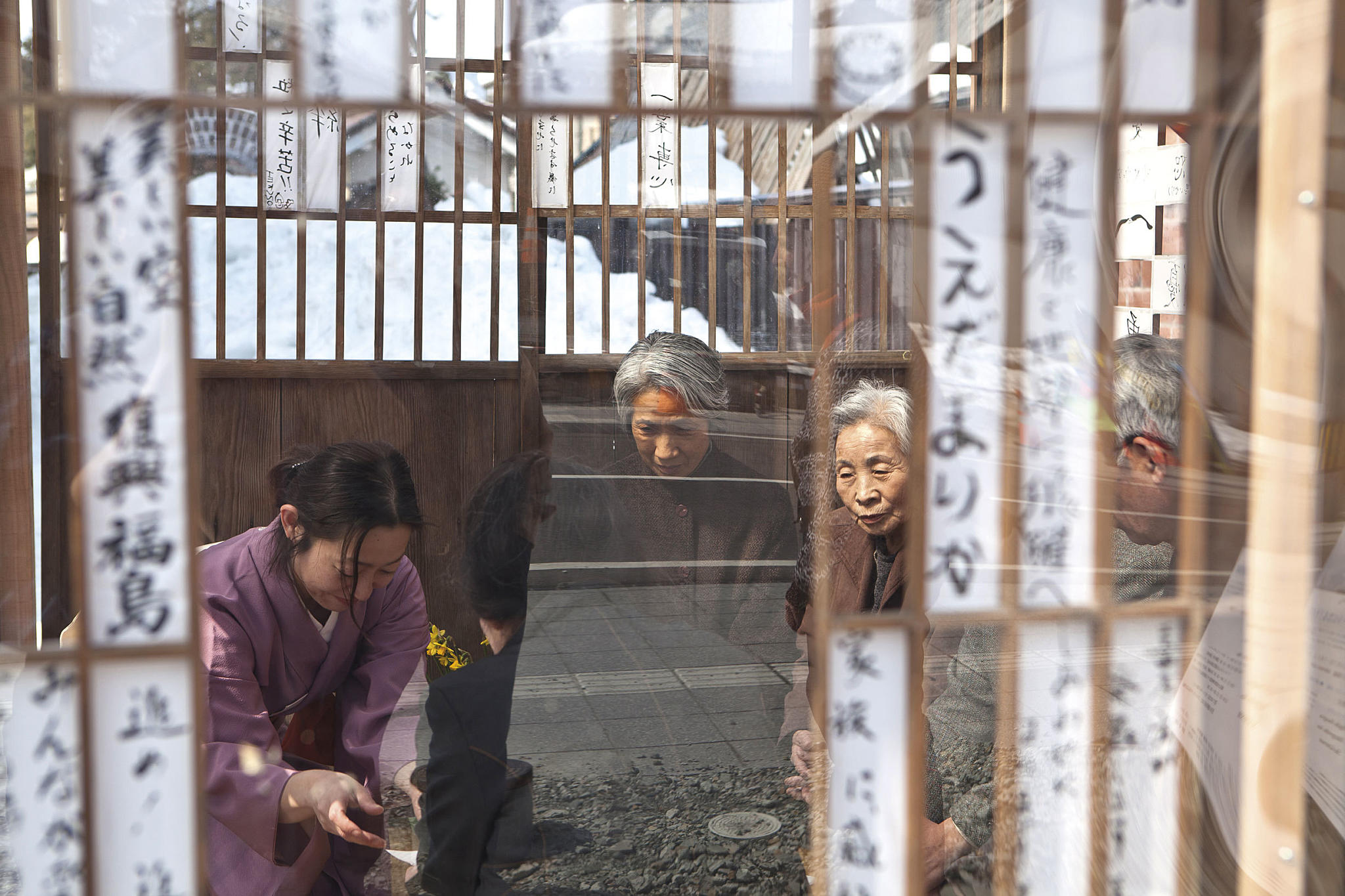 En av utstillingsdagene arrangerte vi flere teseremonier i kuraen. En representant fra Fukushima Museum hadde sertifikat for å servere – både antrekk, redskaper og bevegelser spiller en viktig rolle. Besøkende fikk komme inn i grupper for å bli servert. Tema for seremonien og samtalene ble "Fukushimas fremtid". Foto: Vigdis Haugtrø