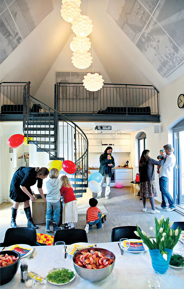 Trafoen etter ombygging. Etter mange år med planlegging og dugnader er det elektriske anlegget flyttet ut og trafoen er blitt felleshus. Fra en av de første barnebursdagene i 2012. Foto: Katrine Nordli