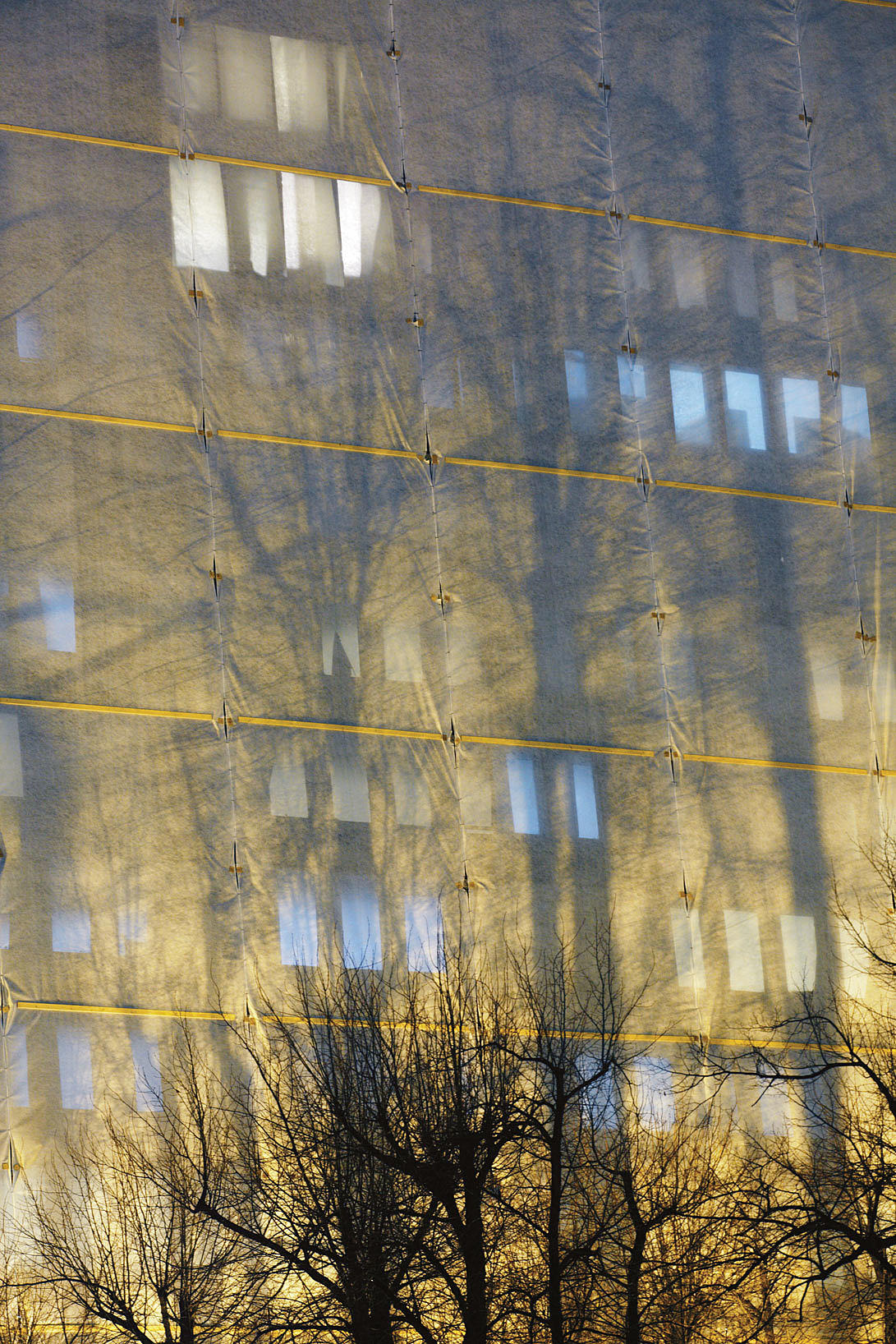Den innhyllede høyblokken. Foto: Ivan Brodey