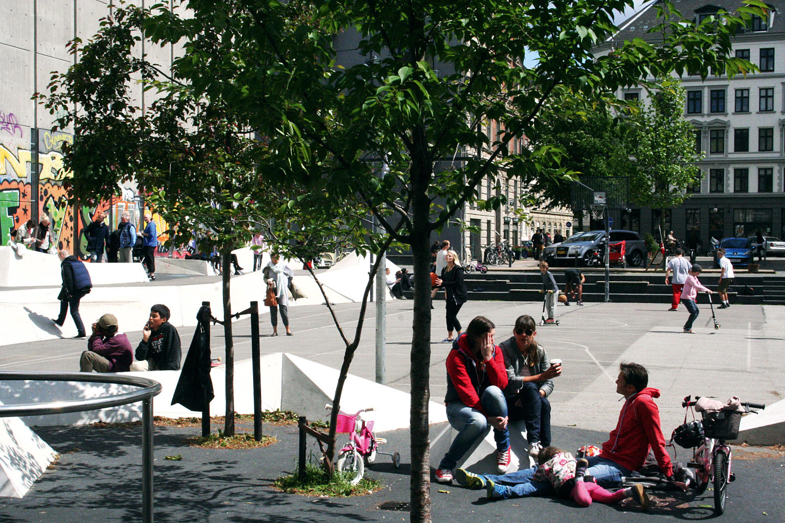 Piger tiltrækkes af komplekse rum med mange betydningslag og med en høj trygheds- og tilgængelighedsfaktor. Derfor er det godt at blande, flexe samt sløre linjer og grænser. Girls Foto: B.M. Hermansen 2013