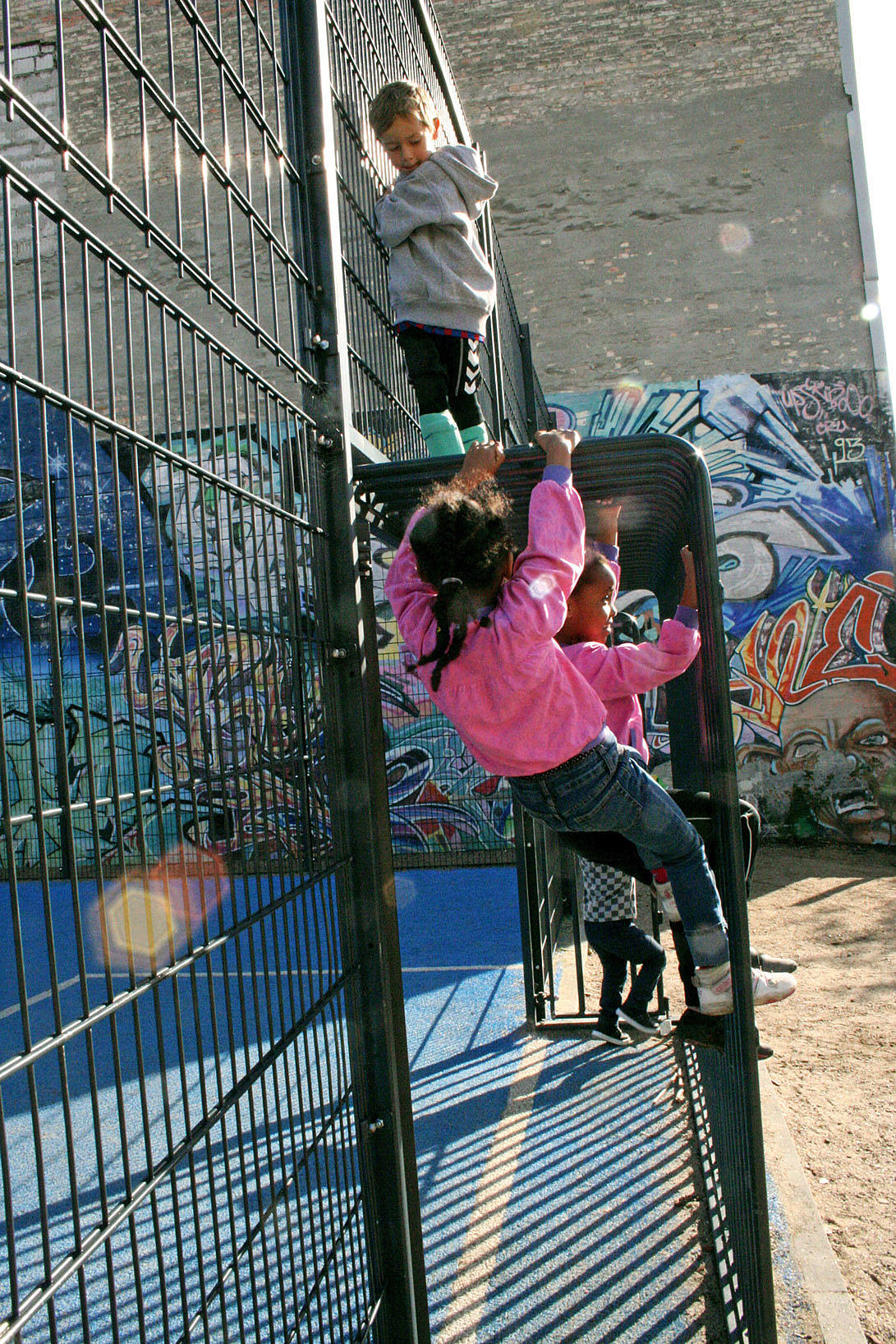 Pigerne er ikke interesseret i boldburet, fordi de ikke er interesseret i at spille boldspil. Derfor finder de andre måder at bruge arkitekturen på. I BaNanna Park i København bruges boldburets ramme f.ex. ofte som klatrefacilitet. Foto: B.M. Hermansen 2012