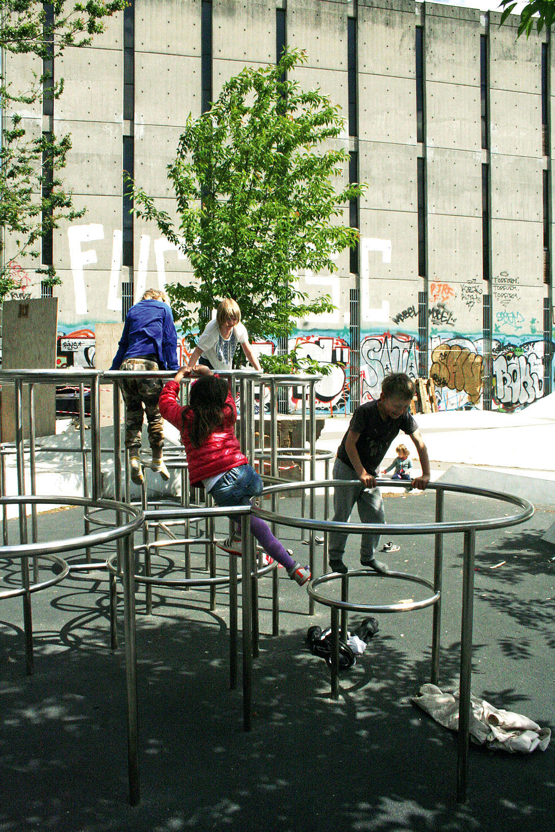 Piger er generelt glade for unisex design. Herunder forhindringsbaner, gynger samt klatre- og drejeredskaber. Det gode ved disse aktivitetsprogrammer er at de netop er kønsneutrale og altså dermed ikke udelukker drengene fordi de inviterer pigerne. Foto: B.M. Hermansen 2013
