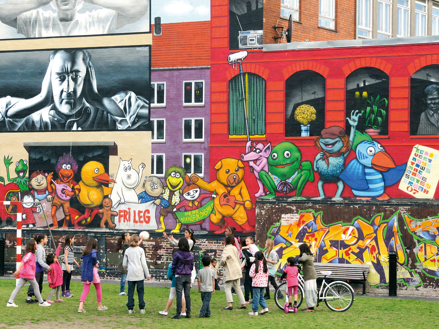 Leg og spil er for pigerne i BaNanna Park i København i ligeså høj grad en social aktivitet som det er en idrætsaktivitet. Foto: Foto B.M. Hermansen 2012