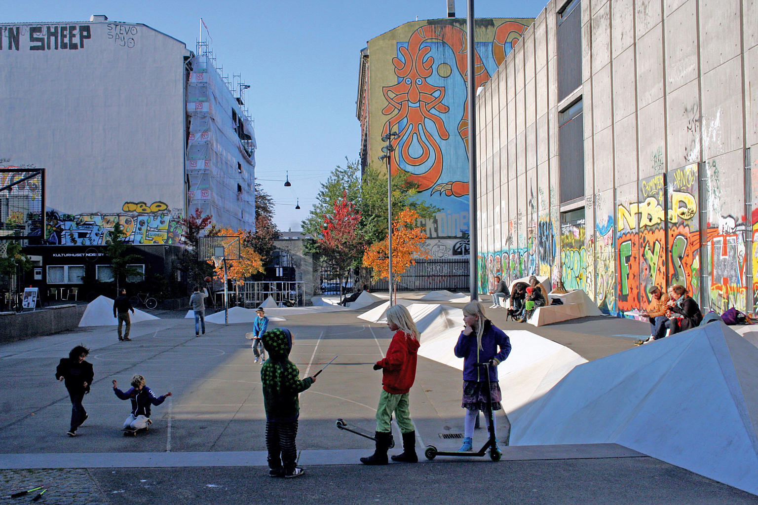 Piger er mere idrætsaktive end drenge! (Pilgaard 2008, 2009) Men alligevel ser vi dem ikke i byrummet. Det fortæller os noget om at vores byrum indrettet til idræt og motion ikke reflekterer det faktiske idrætsbillede. Ligesom de fysisk aktive byrum ikke reflekterer samme mangfoldighed som det øvrige byliv. Foto: B.M. Hermansen 2013