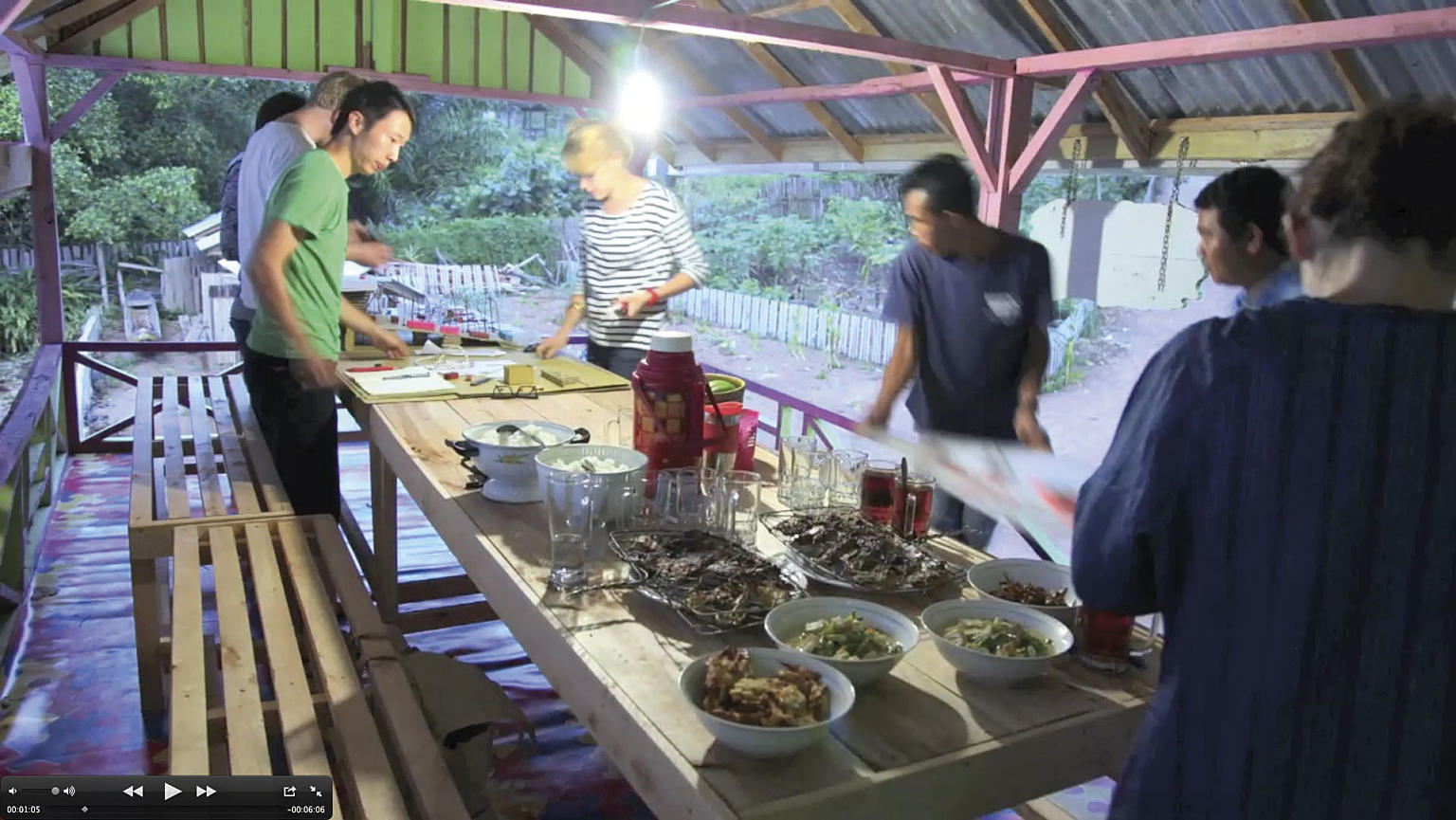 Stillbilder fra Tyins timelapse-film av planleggingen og byggingen av Cassia Coop Training Centre, Sumatra.