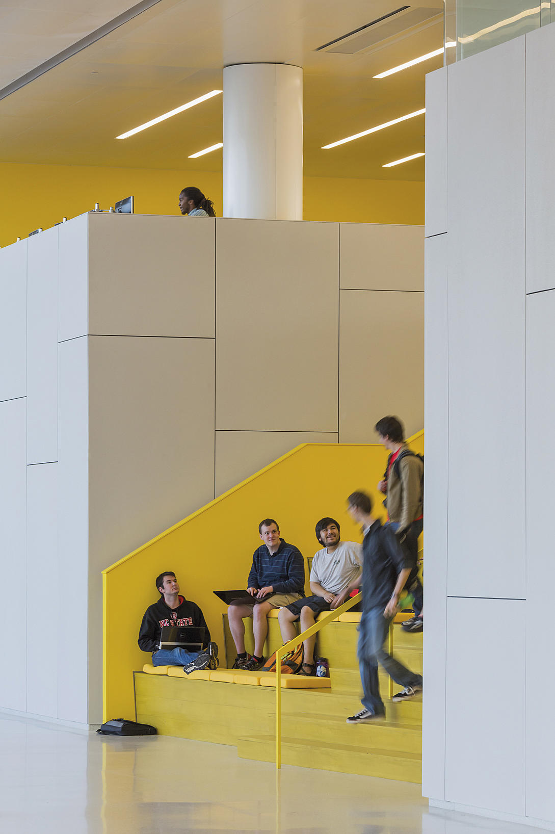 Den gule trappen gir rom for mer enn å gå fra etasje til etasje. Foto: Jeff Goldberg