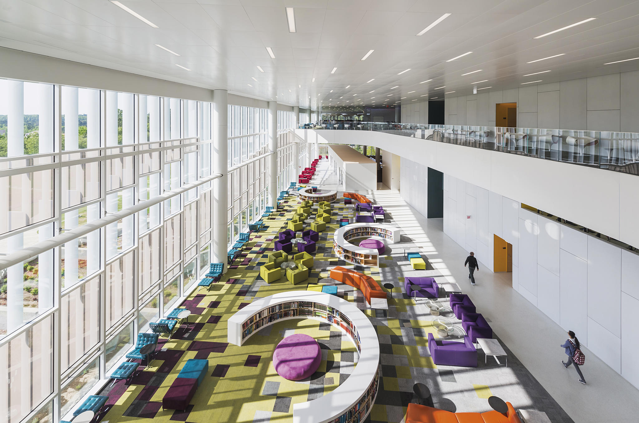 Mylderet av møbler er anskaffet av biblioteket selv. Her fra inngangshallen i 2. etasje, der teppemønsteret skal gjenspeile fargene i regnhagen utenfor. Foto: Jeff Goldberg