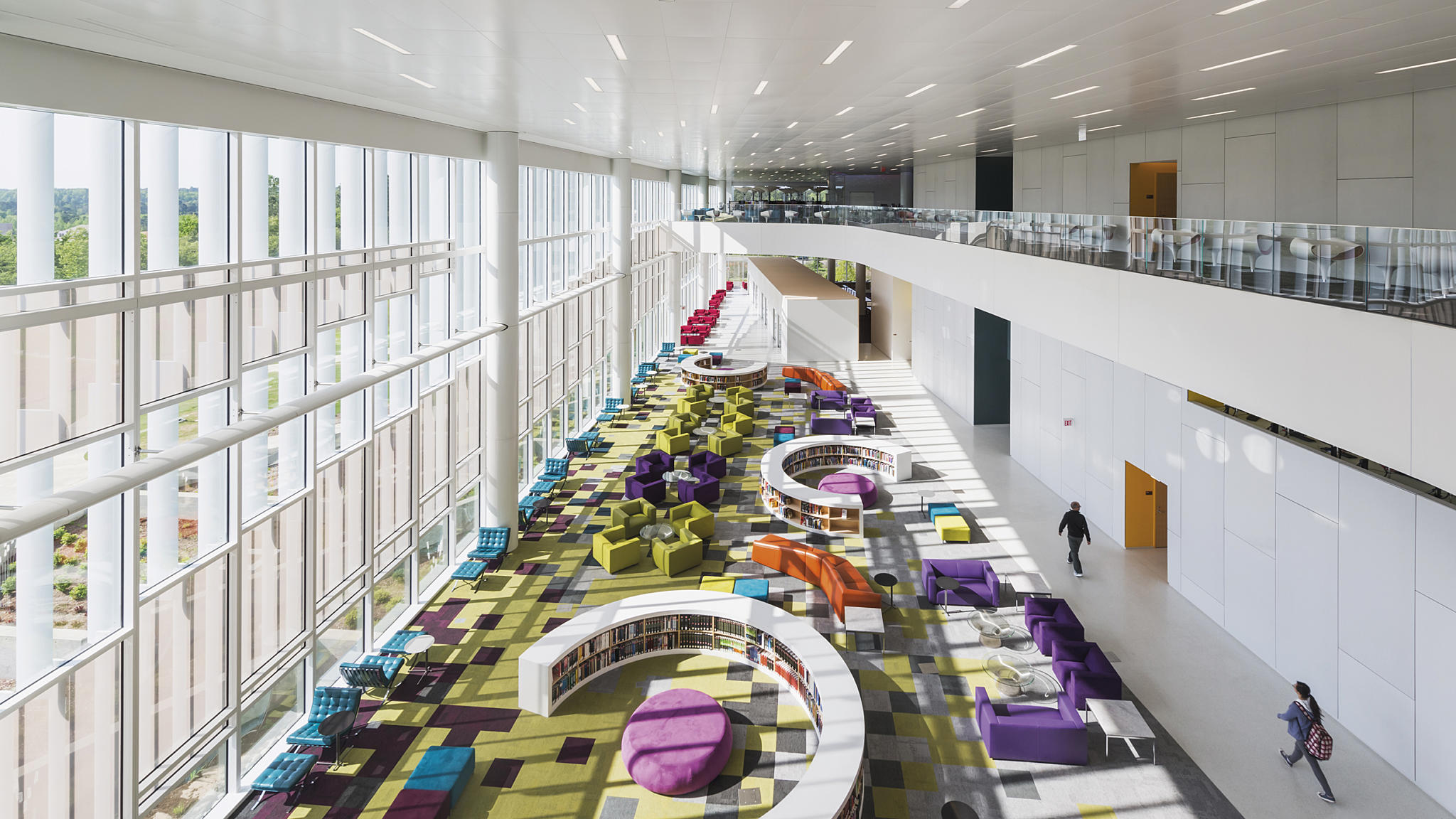 Mylderet av møbler er anskaffet av biblioteket selv. Her fra inngangshallen i 2. etasje, der teppemønsteret skal gjenspeile fargene i regnhagen utenfor. Foto: Jeff Goldberg