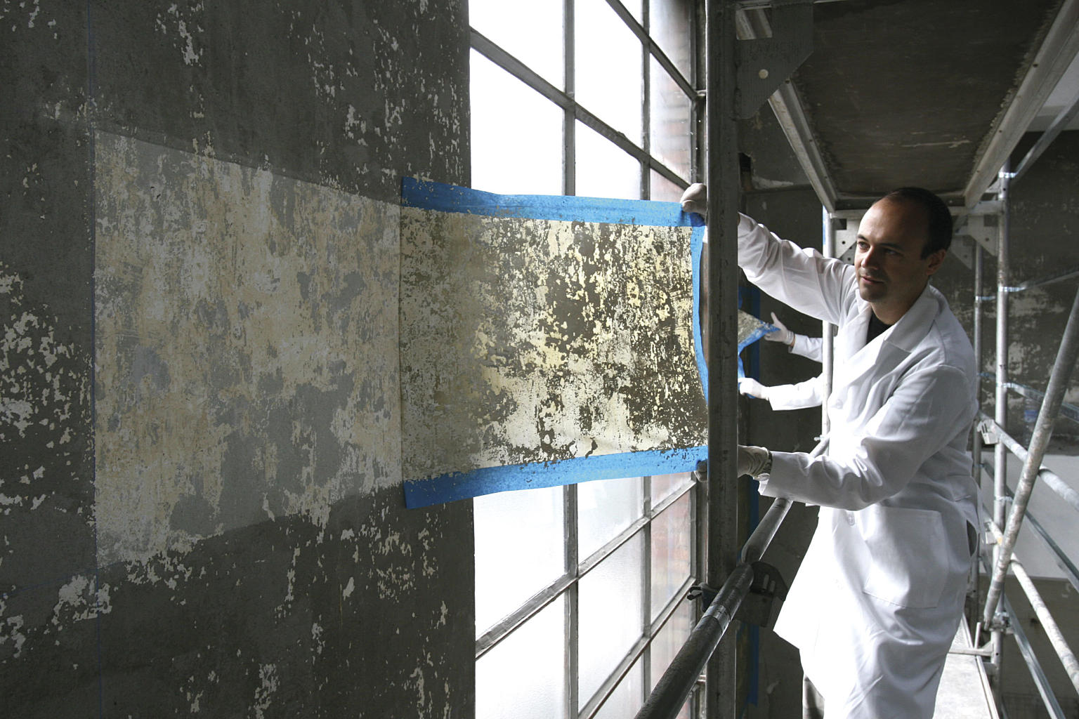 Jorge Otero-Pailos i arbeid med prosjektet “The Ethics of Dust”, 2009.