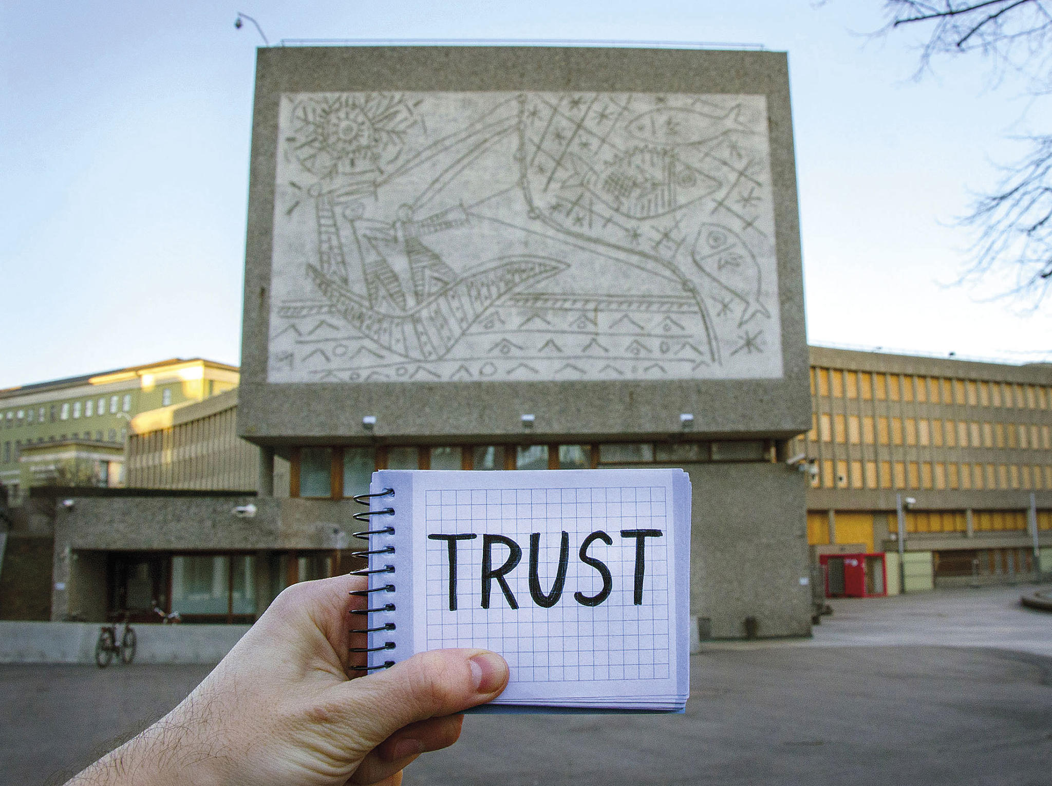 Fra utstillingen “Høyblokka Revisited”, 2014. Fra prosjektet “Hope-Faith-Trust” av Luismi Romero, Madrid.