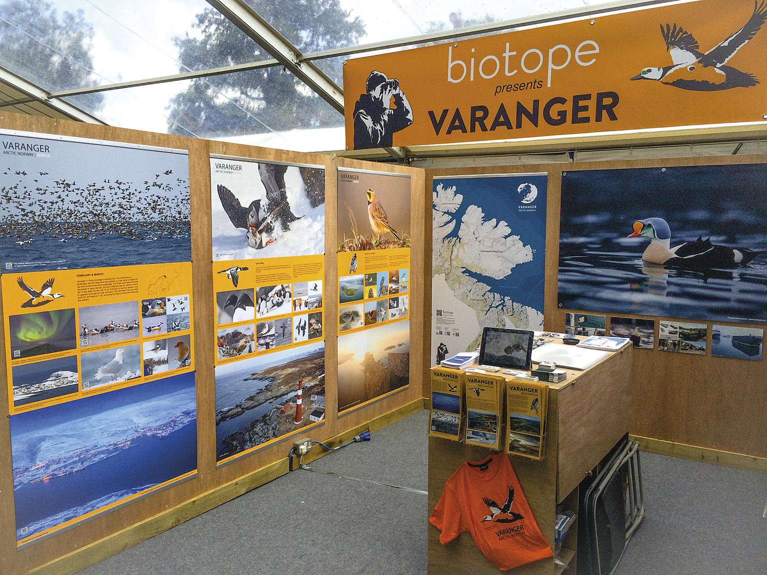 Biotope er etterhvert blitt kjent i reiselivsnæringen. Tormod Amundsen forbereder materiell til fuglekikkermessen Birdfair i Storbritannia. Foto: Biotope