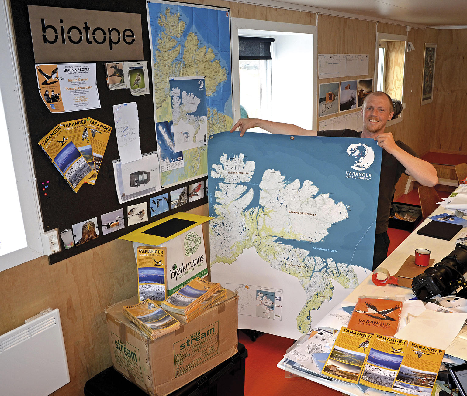 Biotope er etterhvert blitt kjent i reiselivsnæringen. Tormod Amundsen forbereder materiell til fuglekikkermessen Birdfair i Storbritannia. Foto: Biotope
