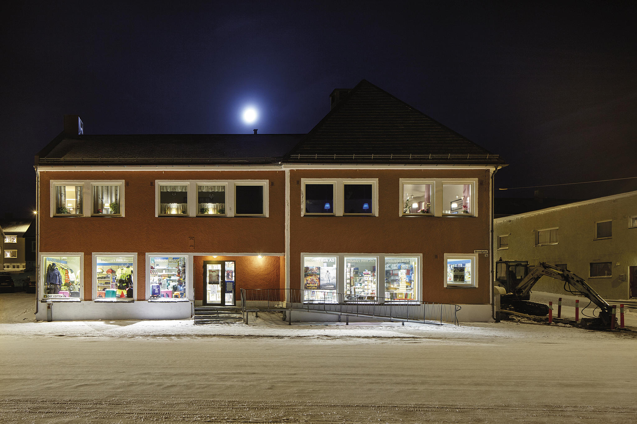 Gjenreisningsgård som huser Bjørn Bangsunds butikk. Gården er restaurert i samarbeid med Vardø Restored. Foto: Ivan Brodey