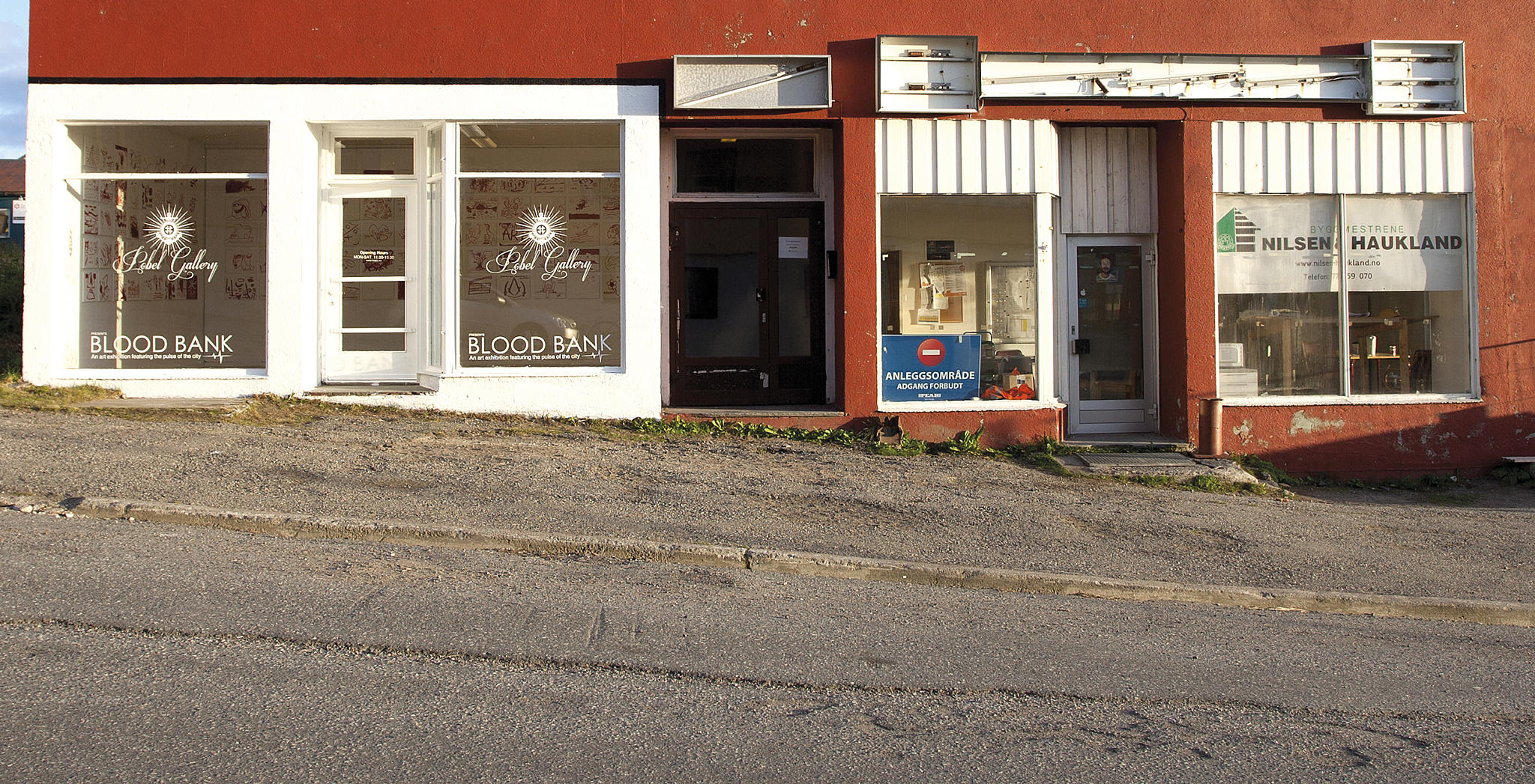 Blodbank. Pøbel Galleri er det første prosjektet i Komafest 2016, som skal omskape de tomme butikklokalene i sentrum til utstillingsvinduer for kunst. Blodbank består av 150 lerreter tegnet med rød sprittusj av store og små i lokalmiljøet. Foto: Nima Taheri