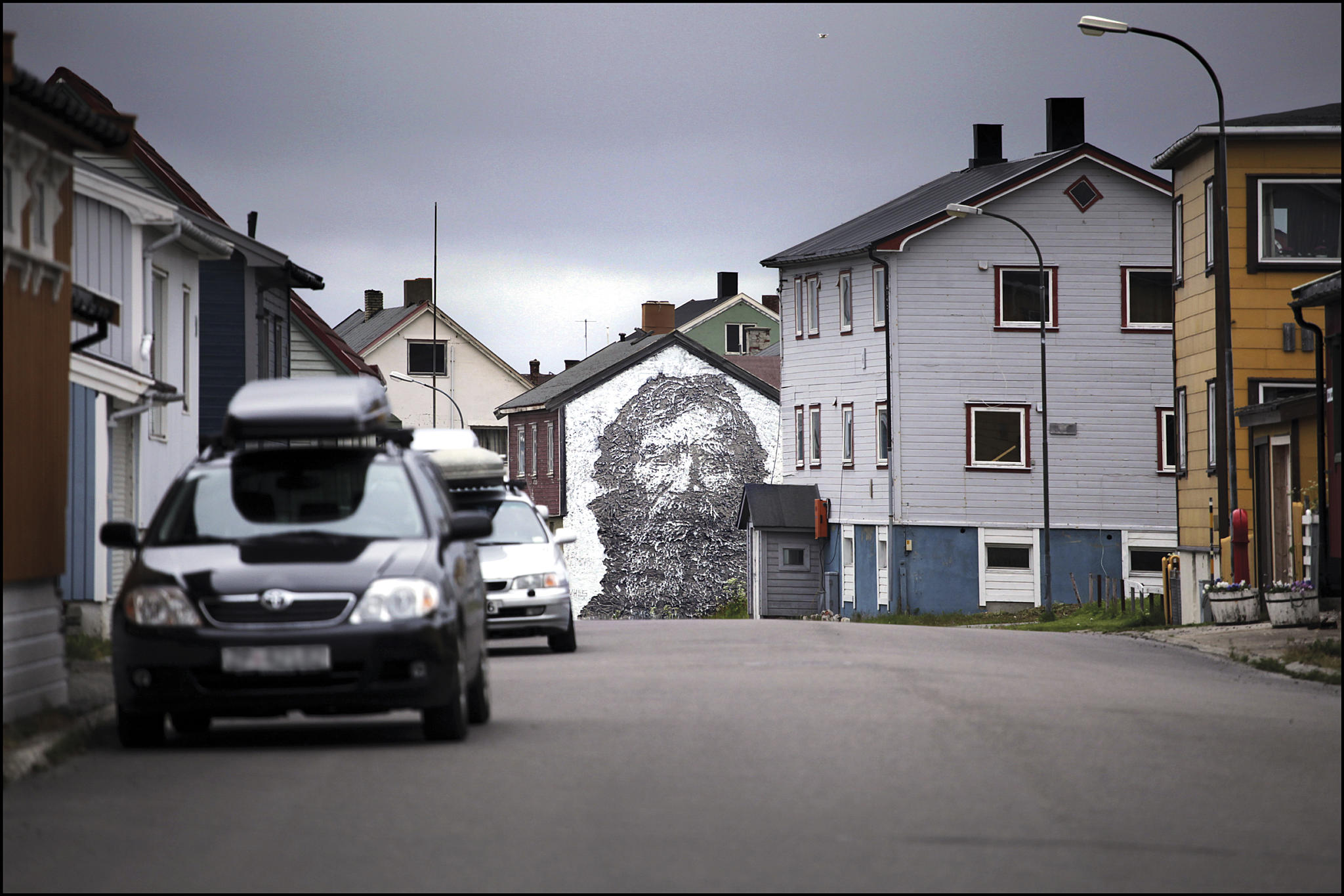 Fra Kristan 4.s gate. Den portugisiske kunstneren Vhils laget bildet, som er basert på et gammelt foto av en lokal fisker, ved å hakke vekk den malte pussen. Foto: Ian Cox