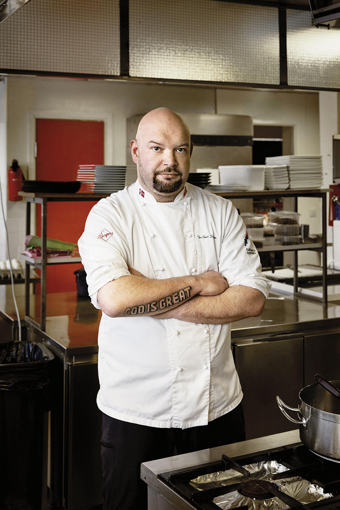 Tor-Emil Sivertsen er kokk på Vardø hotell. Han tar torsken på alvor. Foto: Ivan Brodey
