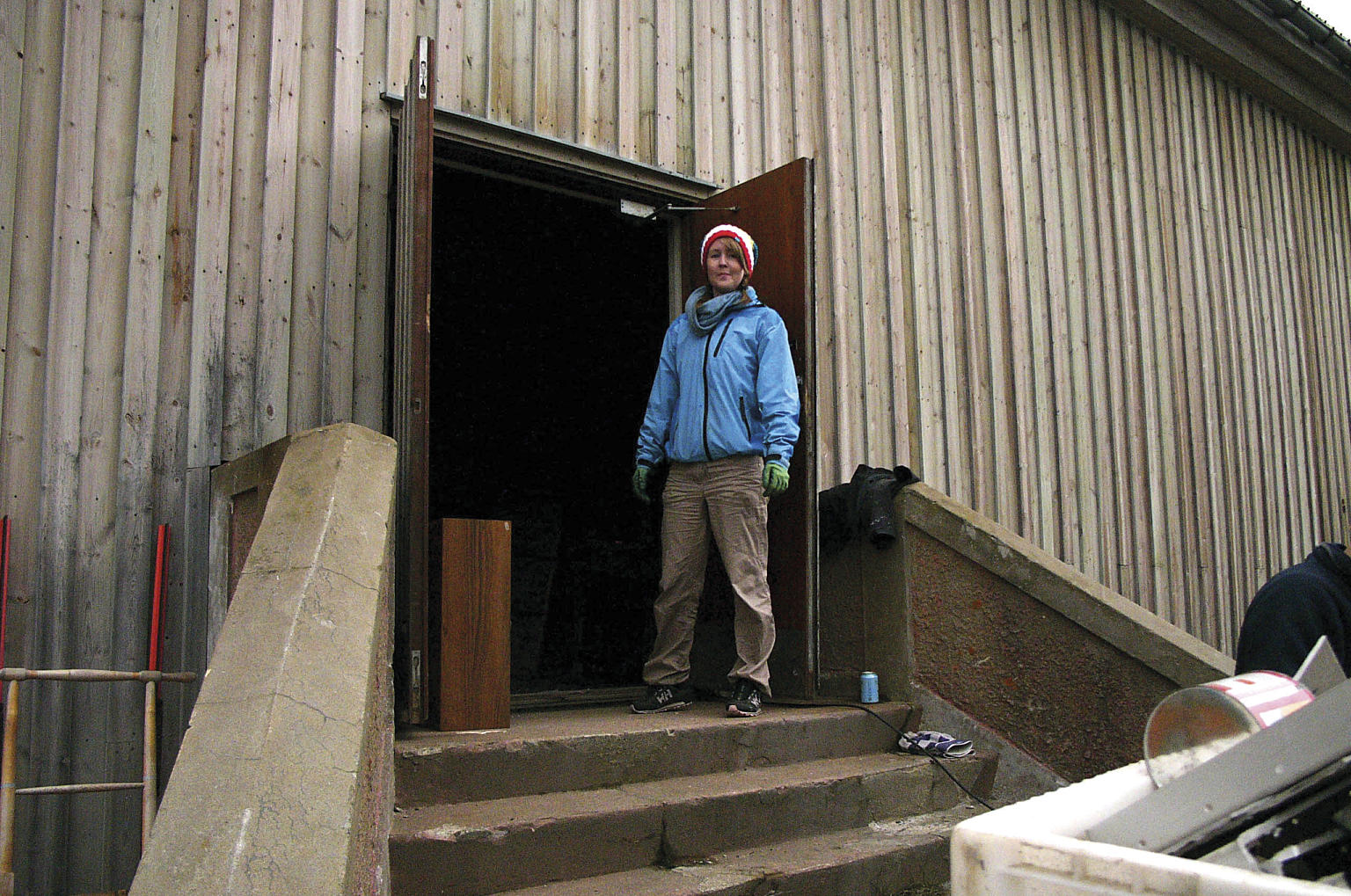 Ida Pernille Ulle rydder skrot ut av den gamle kinoen. Foto: Vardø Restored/Varanger museum