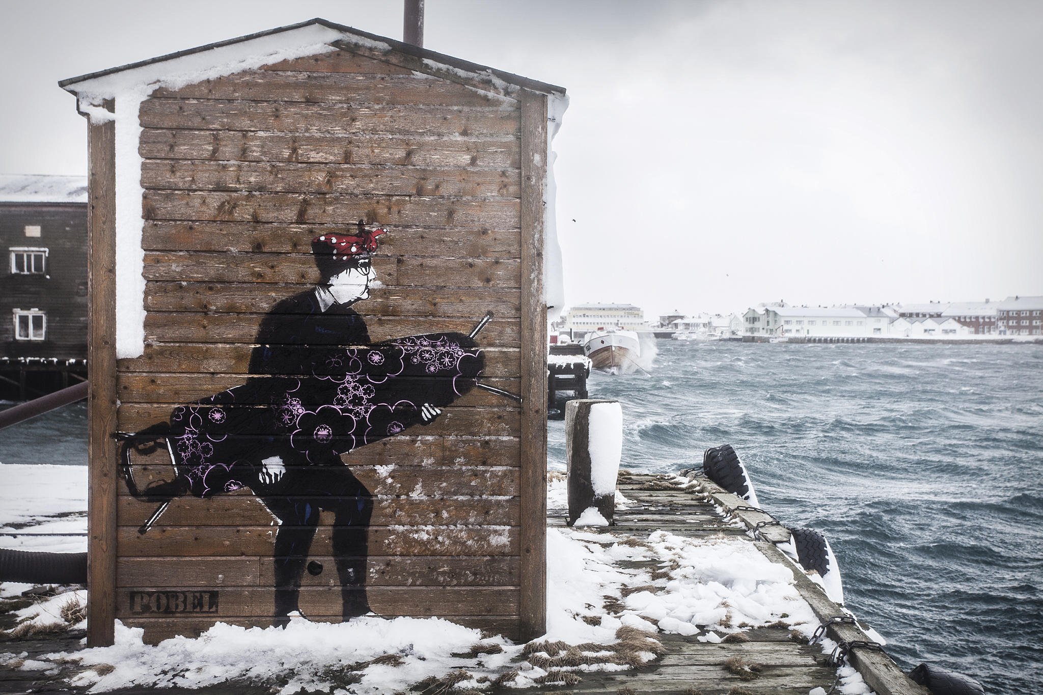 Bestemor er klar til å stikke til havs. Fra kaia i nordre våg. Pøbel, Norge. Foto: Pøbel