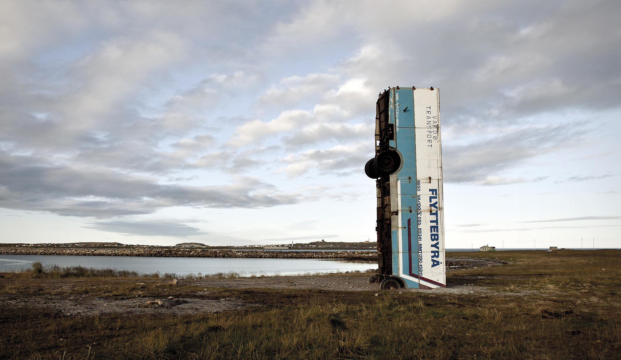 “Flyttebussen”, som tidligere hjalp folk å flytte fra byen, ble parkert for godt under Komafest. Pøbel, Norge. Foto: Pøbel