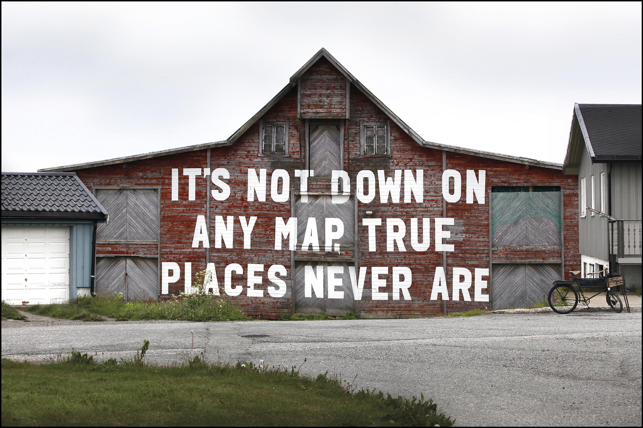 Sitat fra Herman Melvilles Moby Dick på tørrfiskskjå på Guldringneset. E.B. Itso fra Danmark. Foto: Ian Cox