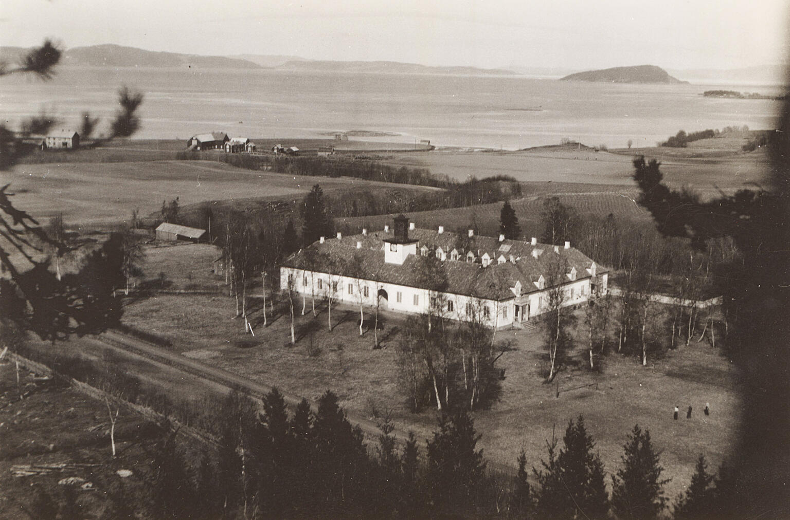 Falstad i 1935, da anlegget var skolehjem med åpen overgang til landskapet rundt. Foto: Falstadsenteret