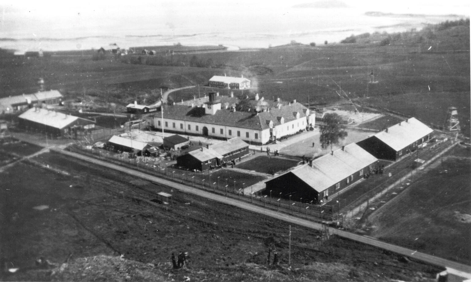 Falstad i 1945, fangeleirtiden. Nesten uten vegetasjon. Foto: Falstadsenteret