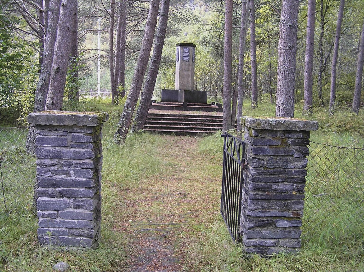 Beisfjord 2004. Den russiske minnestøtten. Foto: Michael Stokke, Narviksenteret