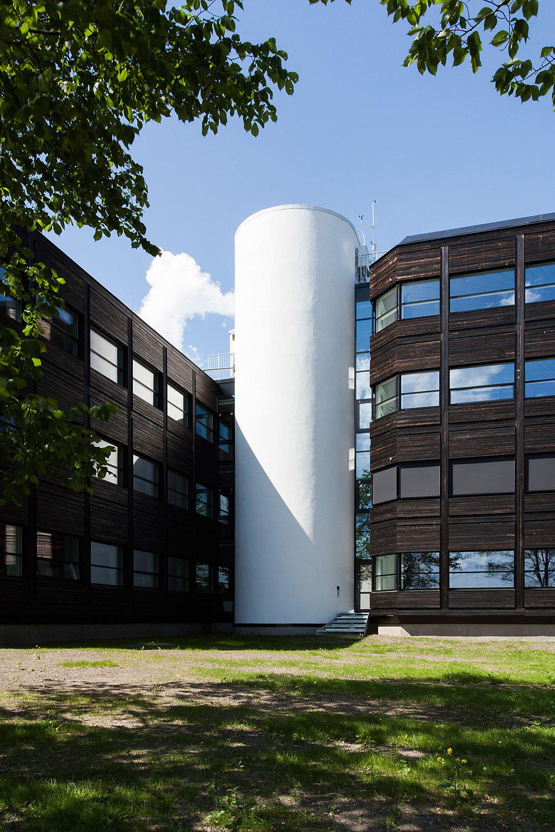 Fasadematerialene er valgt for å gi minimal bunden energi: osp, forkullet med energi fra avkapp.