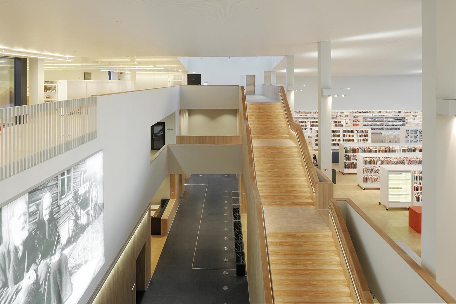 Stormen, Bodø. Fra biblioteket, hovedtrappa. Foto: David Grandorge