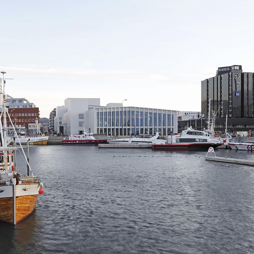 Bibliotekets fasade mot havna i Bodø. Foto: David Grandorge