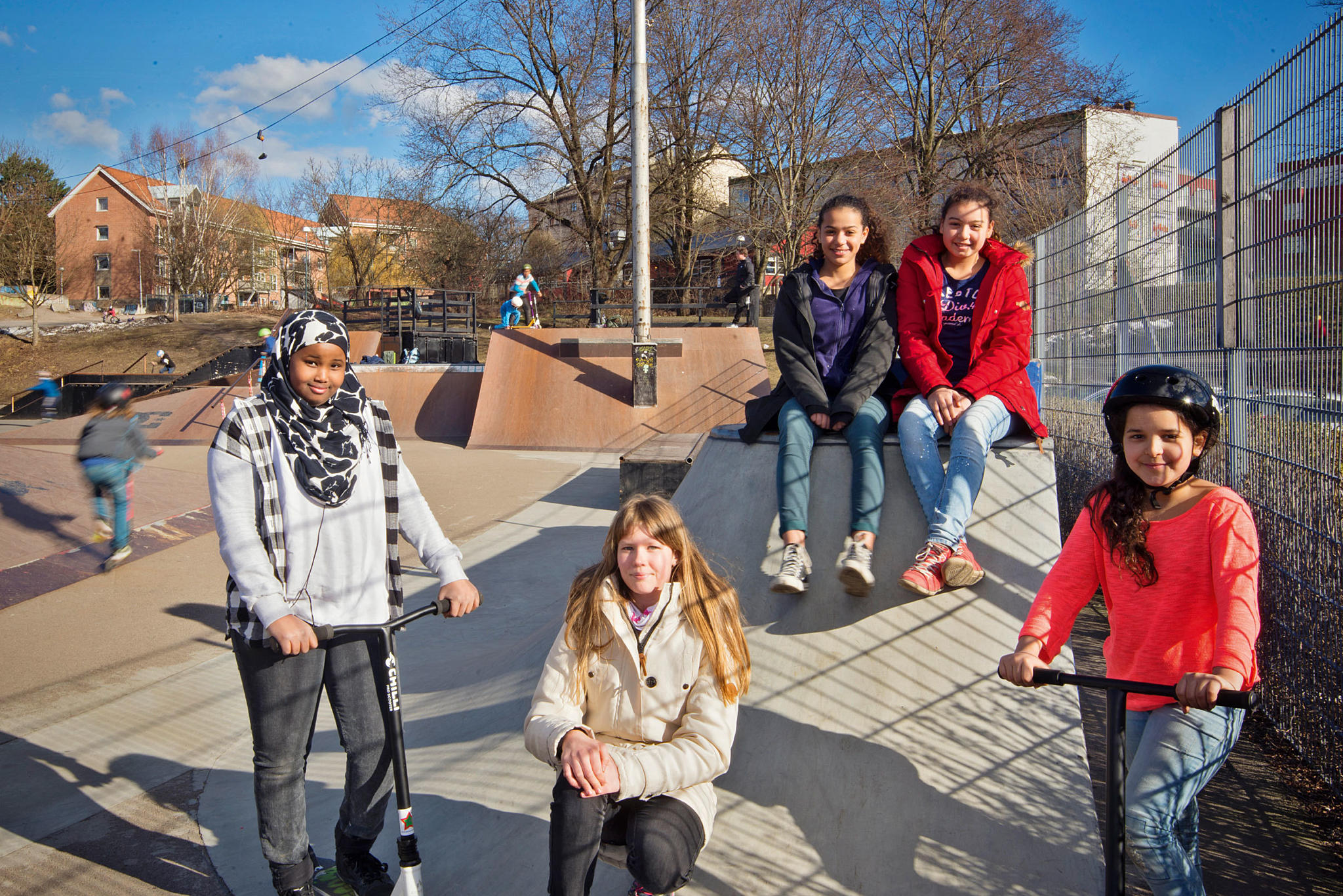 Fra Jordal skatepark. Christina, Mariam, Myriame og Yousra. Jentene kan låne gratis sparkesykler i parken, men de liker også å være her uten å sparkesykle. Foto: Lars Gartå