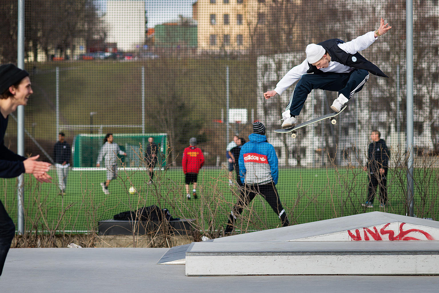 Skateboardpark og fotballbane i Mølleparken på Grunerløkka i Oslo. Foto: Lars Gartå